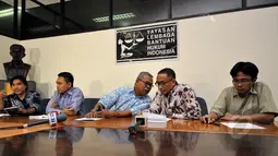 (Kiri-kanan) Alfon Kurnia Palma, Abdul Fikar Hajar, Iskandar Sonhadi, Sugianto Simanjutak saat memberikan keterangan pers terkait kasus Bambang Widjojanto, Gedung YLBHI, Jakarta, Jumat (13/2/2015). (Liputan6.com/Faizal Fanani)