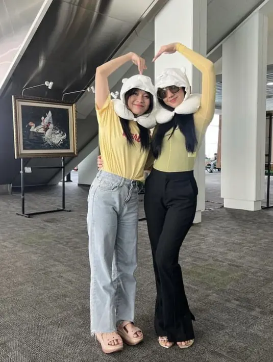 Fauzia dan Lyodra pun tampil serasi dengan atasan warna kuning. Fauzia memadukannya dengan celana denim, dan Lyodra mengenakan celana panjang hitam. [@fauziaahanum]