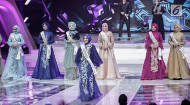 Top 10 finalis yang lolos dalam malam puncak Puteri Muslimah Asia 2018 di Jakarta, Senin (7/5). Peserta yang lolos berasal dari Indonesia, Malaysia, Brunei Darussalam, Turki, Timor Leste, dan Singapura. (Liputan6.com/Faizal Fanani)