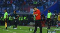 Ekspresi kecewa Javier Roca dalam pertandingan Arema FC kontra Persib Bandung, Minggu (11/9/2022). (Bola.com/Iwan Setiawan)
