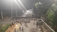 Polisi Tangkap Beberapa Demonstran di Flyover Slipi