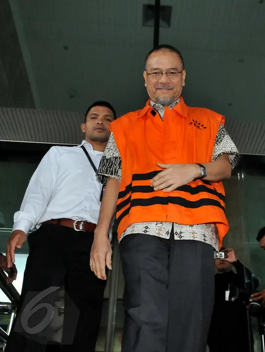 Rizal Abdullah berjalan menuju mobil usai menjalani pemeriksaan di Gedung KPK, Jakarta, Rabu (27/5/2015). Rizal diperiksa sebagai tersangka kasus Wisma Atlet SEA Games Palembang tahun 2010-2011. (Liputan6.com/Andrian M Tunay)