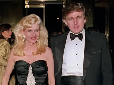 Miliarder Donald Trump dan istrinya Ivana tiba pada sebuah acara sosial di New York, Amerika Serikat, 4 Desember 1989. Ivana, mantan istri Donald Trump, meninggal dunia pada 14 Juli 2022 waktu New York. (Bill SWERSEY/AFP)