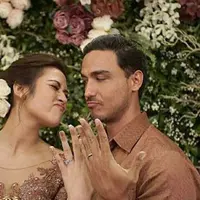 Berikut penampakan cincin berlian untuk pertunangan Raisa dan Hamish yang mewah dari Tiffany & Co. (Foto: Instagram/bundadefi)