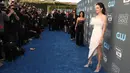 Angelina Jolie berpose untuk fotografer setibanya pada acara Critics Choice Awards 2018 di Santa Monica, California, Kamis (11/1). Angelina Jolie mengenakan slit dress berwarna putih Dengan belahannya yang cukup tinggi. (JEAN-BAPTISTE LACROIX/AFP)