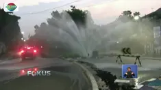 Sebuah pipa air bersih di Jalan Puri Kembangan Utara, Jakbar, bocor dan menyembur ke segalah arah. Akibatnya, arus lalu lintas di sekitar menjadi terganggu.