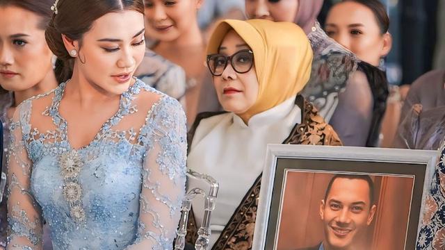 6 Potret Aaliyah Massaid 'Ditemani' Adjie Massaid di Momen Lamaran, Penuh Haru