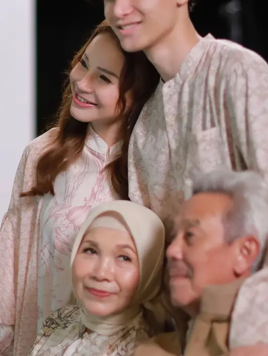 Mudik ke Sumedang, Rossa dan Rizky pilih baju Lebaran print bernuansa soft pink [@itsrossa910]