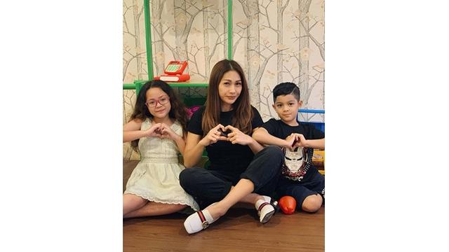 7 Gaya Tata Janeeta dan Kedua Anaknya, Kompak Banget