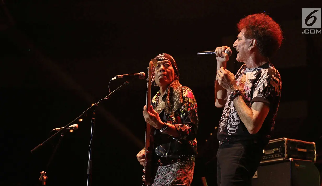 Penampilan Ahmad Albar dan basis Donny Fattah saat konser supergroup di Jakarta, Selasa (21/11). Konser supergroup menghadirkan lima band ternama tanah air, yakni God Bless, Krakatau, Sheila On 7, Gigi, dan Kahitna. (Liputan6.com/Herman Zakharia)