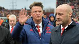 Pelatih MU, Louis van Gaal, kian dekat dengan pemecatan usai kembali mencatatkan hasil negatif. Setan Merah gagal menang pada lima laga terakhir Liga Inggris. (AFP/Paul Ellis)