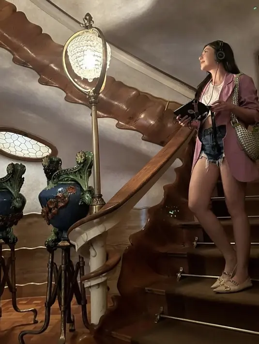 Jessica nampak mengenakan crop t shirt putih dipadukan oversize blazer ungu sebagai outer serta short pants denim nya. Dengan membawa shoulder dan bag dan memakai flat shoes. (@jscmila)