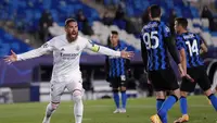 Bek Real Madrid, Sergio Ramos, melakukan selebrasi usai mencetak gol ke gawang Inter Milan pada laga Liga Champions di Stadion Alfredo Di Stefano, Rabu (4/11/2020). Real Madrid menang dengan skor 3-2. (AP/Bernat Armangue)