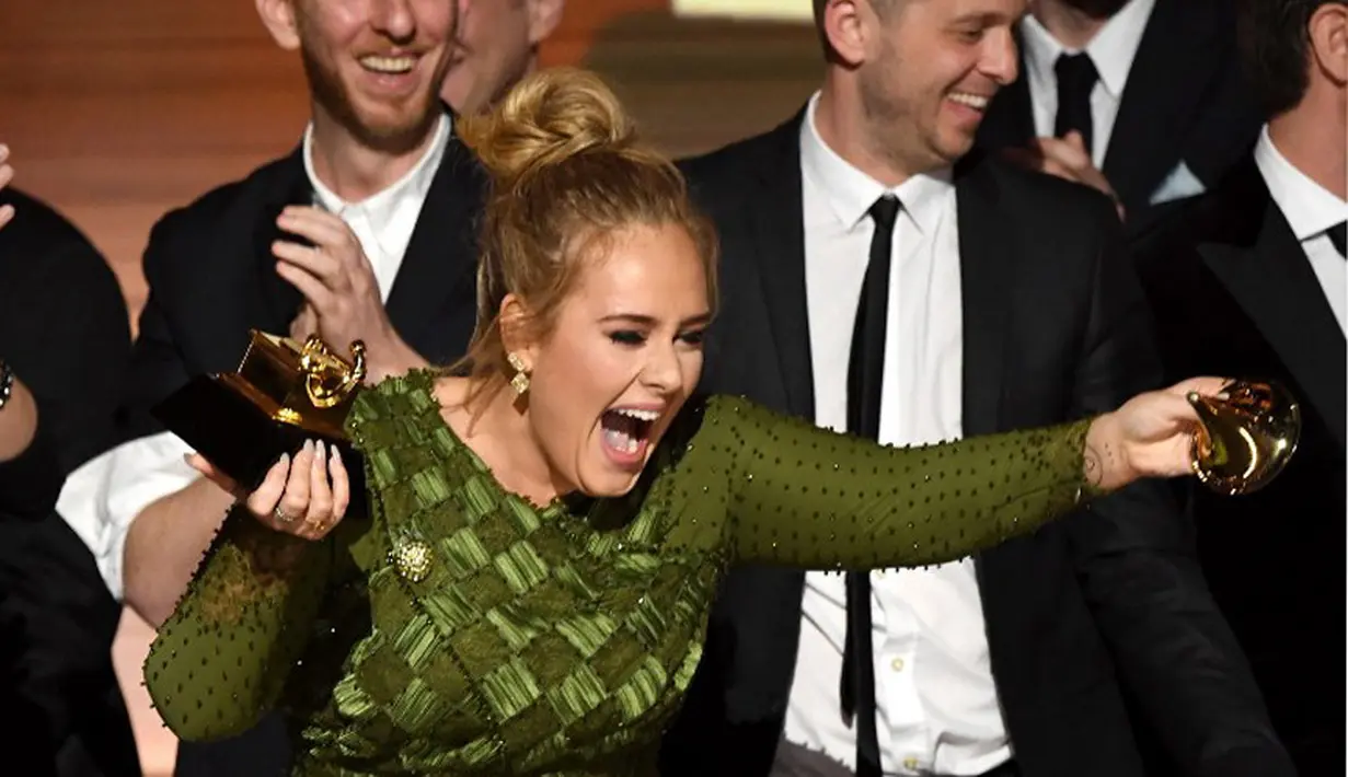 Dalam pidato sambutannya, Adele menyampaikan alasan di balik kejadian yang berhasil menarik perhatian itu. Ia merasa terhormat dan bangga mendapat piala tersebut, namun dirinya merasa tak pantas mendapatkannya. (AFP/Bintang.com)