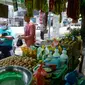 Erdianto (45) pedagang warung sembako tradisional sedang melayani pembeli secara langsung di Pinggir jalan Villa Pamulang, Tangerang Selatan, Banten, Selasa (25/08/2020). (merdeka.com/Dwi Narwoko)