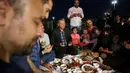 Presiden Turki, Tayyip Erdogan berdoa sebelum berbuka puasa bersama warga di sebuah taman di Istanbul pada Senin (27/5/2019). Buka puasa bersama tersebut dilakukan Erdogan agar lebih dekat dengan warganya. (Murat Kula/Presidential Press Office/Handout via REUTERS)