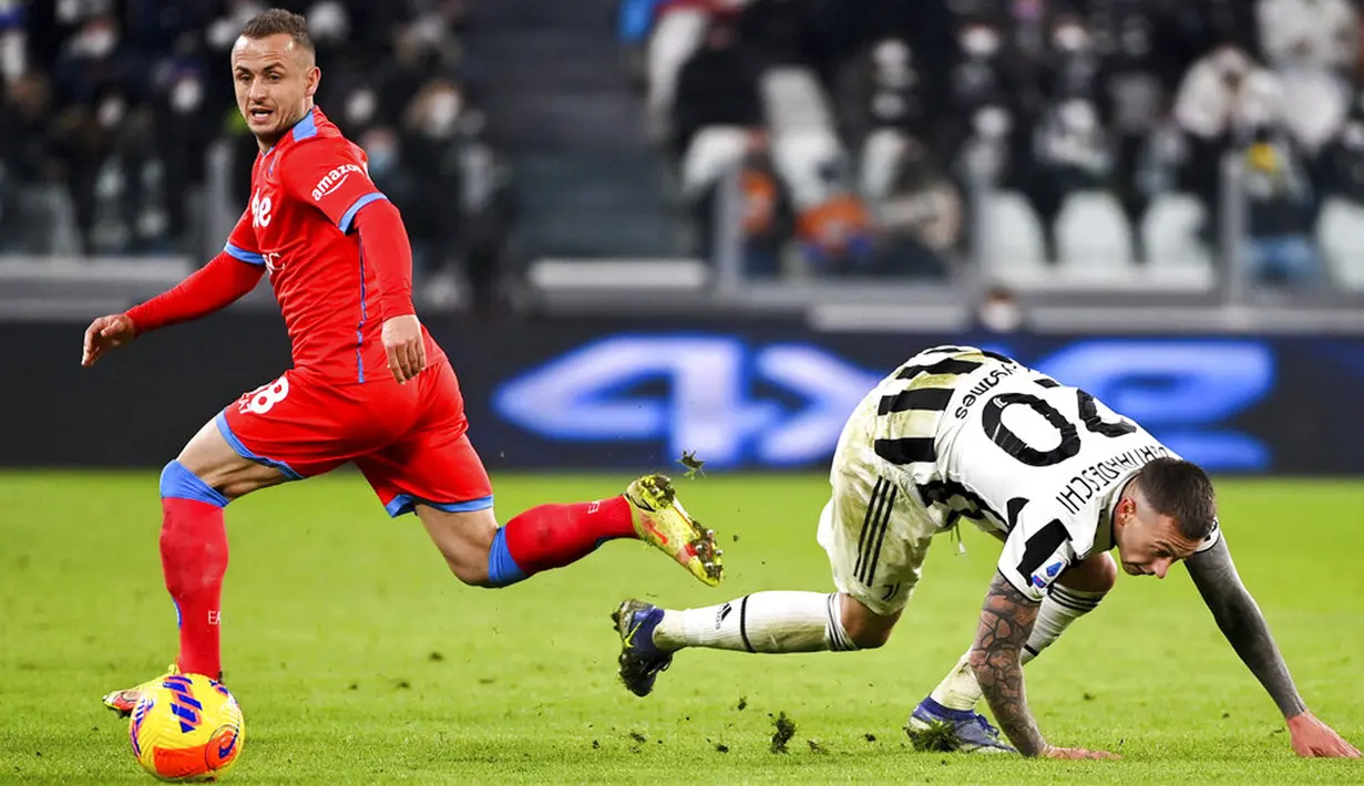 Pemain Juventus Federico Bernardeschi (kanan) berebut bola dengan pemain Napoli Stanislav Lobotka pada pertandingan sepak bola Serie A Liga Italia di Allianz Stadium, Turin, Italia, 6 Januari 2022. Pertandingan berakhir 1-1. (Fabio Ferrari/LaPresse via AP)