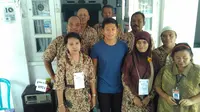 Pebalap muda Indonesia, Rio Haryanto, hadir untuk memberikan suaranya dalam pemilihan kepala daerah di kampung halamannya. (Bola.com / Romi Syahputra)