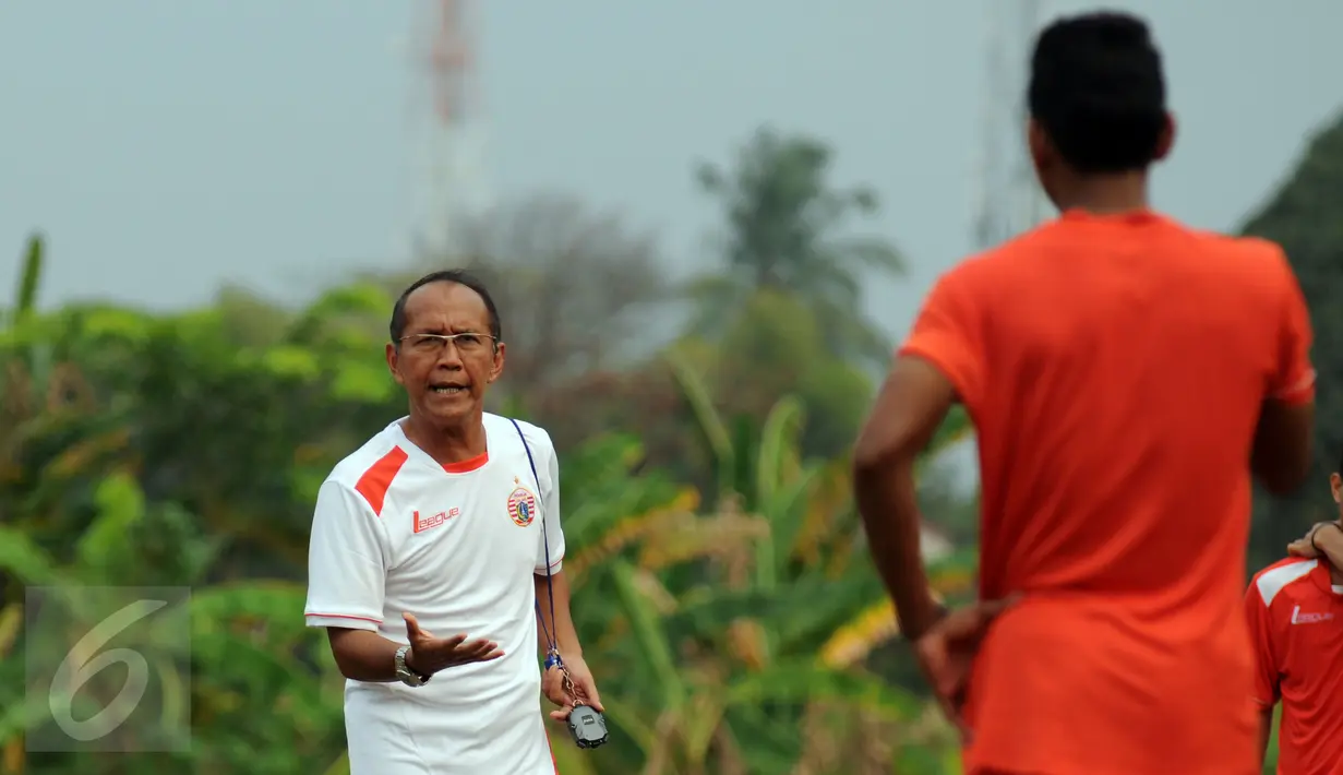 Pelatih Persija, Bambang Nurdiansyah (kiri) memberikan arahan pada timnya saat latihan di NYTC, Sawangan, Depok, Senin (2/11/2015). Latihan ini persiapan jelang turnamen Piala Jenderal Sudirman, 14 November mendatang. (Liputan6.com/Helmi Fithriansyah)  