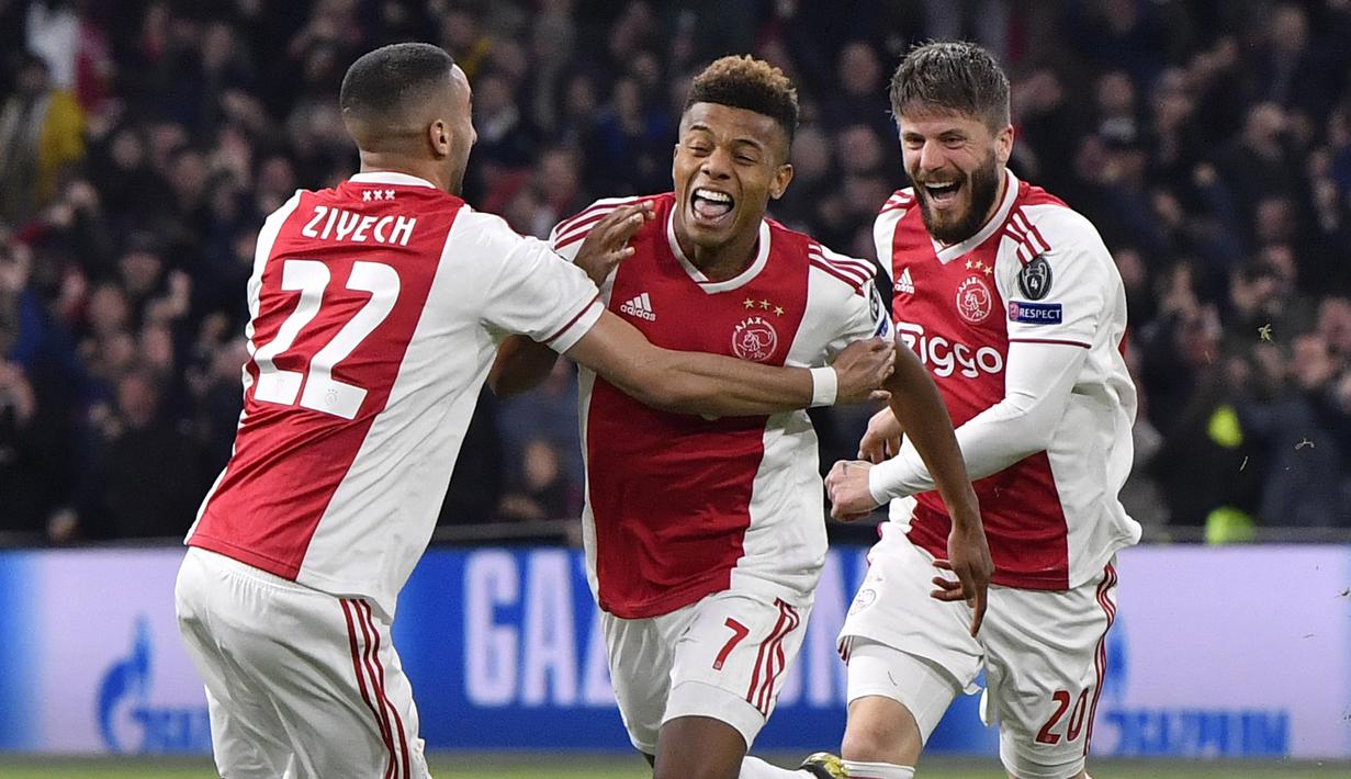 Pemain Ajax Amsterdam, David Neres, melakukan selebrasi usai membobol gawang Juventus pada laga Liga Champions di Stadion Johan Cruyff, Rabu (10/4). Kedua tim bermain imbang 1-1. (AP/Martin Meissner)