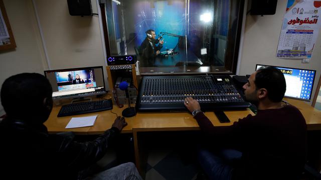 Diisolasi Akibat Corona, Guru di Gaza Mengajar Lewat Siaran Radio