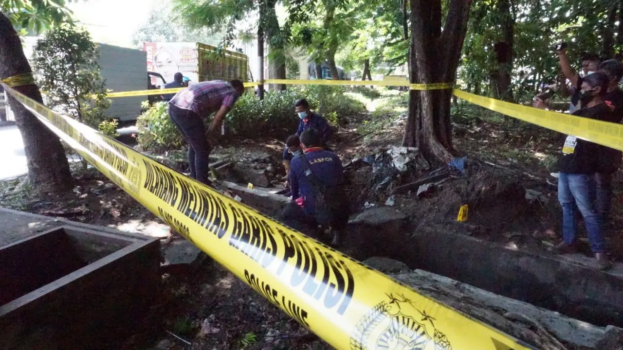 Polisi olah TKP ledakan di Jalan Margomulyo Surabaya (Dian Kurniawan/Liputan6.com).