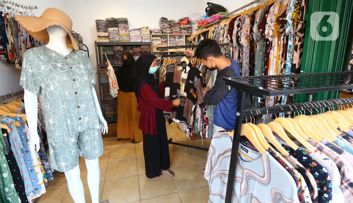 Pedagang melayani pembeli di salah satu outlet pakaian di Kawasan Tangerang, Banten, Rabu (9/2/2022). Badan Pusat Statistik (BPS) meyakini daya beli masyarakat makin membaik pada awal tahun 2022. (Liputan6.com/Angga Yuniar)