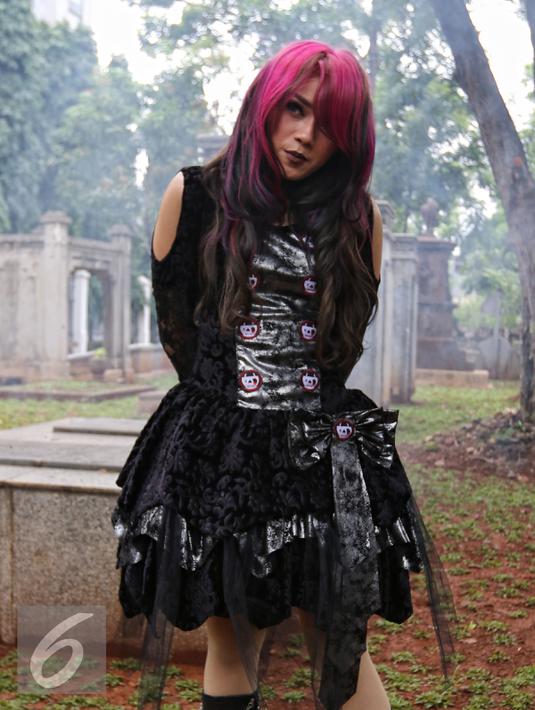 <p>Dara The Virgin berpose usai melakukan proses pembuatan video klip di Museum Taman Prasasti, Jakarta, Sabtu (23/1/2016). Nuansa gothic begitu kental di video klip 'Bungkam' ini. (Liputan6.com/Herman Zakharia)</p>