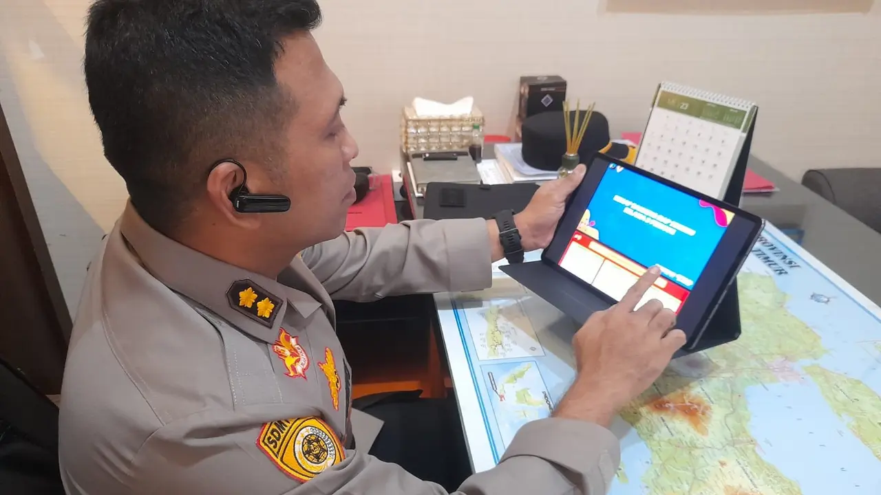 Polda Jatim meluncurkan aplikasi Siap Semeru untuk mengukur kinerja dan pelaksanaan tugas anggota Polda Jatim. (Dian Kurniawan/Liputan6.com)
