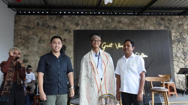 Muhammad Zinedine Alam atau Alam Ganjar saat dikalungi kain Tenun Harapan oleh anak muda Sumba Timur, NTT, Rabu 7 Februari 2024. (Foto: Liputan6.com/Ola Keda)