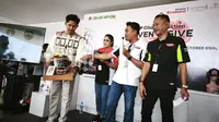 Helm yang ditandatangani Valentino Rossi dilelang pada MotoGP Indonesia 2025. (Pertamina Lubricants)