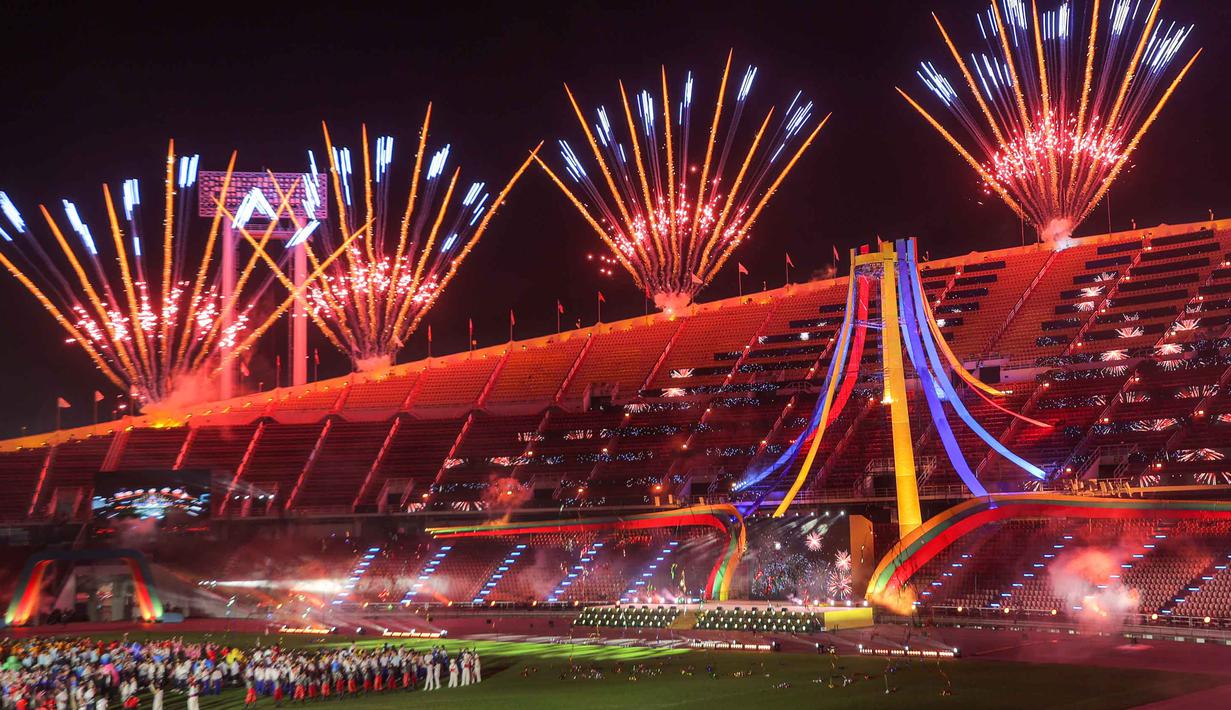 Berlangsung di Rajamangala Stadium, Bangkok, Thailand, Sabtu (20/12/2025), pesta kembang api serta pertunjukan bertajuk The Sound of Whistle mengawali keseruan acara. Tampak dalam foto, suasana upacara penutupan SEA Games 2025 di Rajamangala Stadium, Bangkok, Thailand, Sabtu (20/12/2025). (Bola.com/Bagaskara Lazuardi)