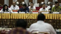 Anggota KPU Provinsi seluruh Indonesia mengikuti rapat evaluasi di ruang rapat KPU Pusat, Jakarta, Selasa (4/4). Rapat itu membahas mengenai evaluasi PPID KPU "Inovasi mewujudkan transparansi data dan informasi kepemiluan". (Liputan6.com/Faizal Fanani)