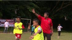 Bertempat di MAN Insan Cendekia Serpong, Kota Tangerang Selatan, Indra Sjafri bersama Tim Pelatih Bali United menggelar acara coaching clinic dan pembagian bola gratis kepada Sekolah Sepak Bola yang ada di Kota Tangerang Selatan.