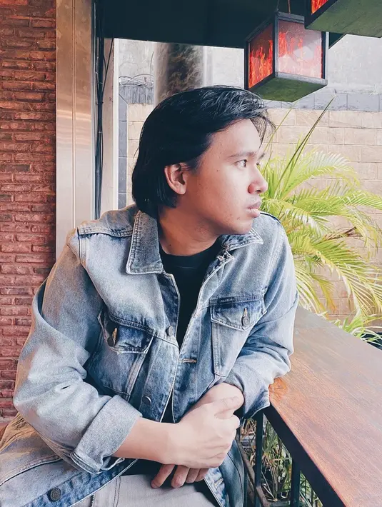 Joshua Suherman kerap tampil keren dengan gaya kasual. Kali ini saat sedang hangout, ia terlihat keren dengan jaket denim. Penampilan pria kelahiran 1992 ini tampak makin kekinian. (Liputan6.com/IG/@jojosuherman)