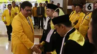 Ketua Umum Golkar Airlangga Hartarto saat Pengambilan Sumpah Hakim Mahkamah Partai Golkar di Kantor DPP Partai Golkar, Jakarta, Jumat (28/2/2020). Para Hakim Mahkamah Partai Golkar yang dilantik sebagai Ketua Adies Kadir dan Wakil Ketua John Kennedy Aziz. (Liputan6.com/Johan Tallo)