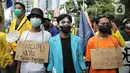 Mahasiswa yang tergabung dalam Aliansi BEM Seluruh Indonesia (BEM SI) menggelar aksi di sekitar Gedung Merah Putih KPK, Jakarta, Senin (27/9/2021). Aksi yang diikuti ratusan mahasiswa tersebut menuntut pembatalan pemecatan 57 pegawai KPK pada 30 September mendatang. (Liputan6.com/Faizal Fanani)