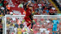 Pemain Liverpool Alex Oxlade-Chamberlain (depan) berebut bola udara dengan pemain Arsenal Ainsley Maitland-Niles (belakang) saat bertanding dalam Liga Inggris di Stadion Anfield, Liverpool, Inggris, Sabtu (24/8/2019). Liverpool menang 3-1 dan kukuh di puncak klasemen sementara. (AP Photo/Rui Vieira)