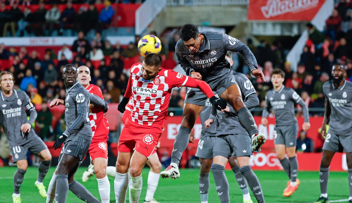 Kemenangan ini membawa Real Madrid kini menempati peringkat kedua dengan raihan 36 poin dari 16 kali bermain, hanya beda dua angka dengan Barcelona di posisi pertama. (AP Photo/Joan Monfort)