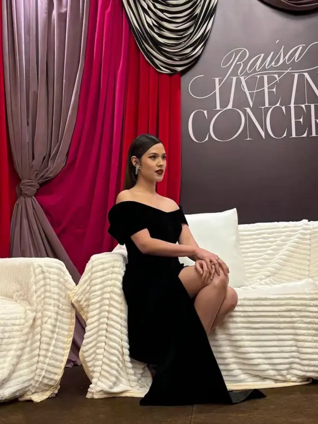 Raisa saat konfersi pers konser tunggalnya pakai dress hitam. [@vagueskin]