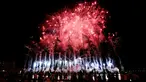 Pesta kembang api melatarbelakangi bendera negara peserta saat pembukaan Sea Games 2015 di National Stadium Singapura, Jumat (5/6/2015). Sea Games 2015 berlangsung pada 5-16 Juni dan melombakan 36 cabang olahraga. (Liputan6.com/Helmi Fithriansyah)