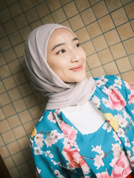 Ansellma Putri sangat menawan saat pakai kebaya. Kebaya biru yang ia kenakan terlihat pas dan membuatnya terlihat anggun. Foto Ansellma Putri memakai kebaya ini banjir like dan komentar dari netizen yang terkesima dengan penampilan Ansellma. (Liputan6.com/IG/@ansellmaputri)