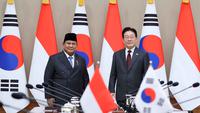 Tiba di Seoul, pada Selasa 31 Maret 2026 malam waktu setempat, Prabowo Subianto diagendakan akan bertemu dengan Presiden Korea Selatan, Lee Jae-myung. Tampak dalam foto, Presiden Republik Indonesia, Prabowo Subianto (kiri) bersama Presiden Korea Selatan Lee Jae myung berpose untuk foto saat pertemuan mereka di kantor kepresidenan di Seoul pada 1 April 2026. (YONHAP/AFP)