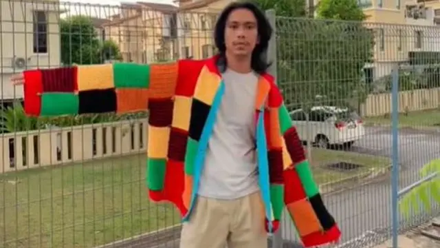 Pria Rajut Sendiri Kardigan ala Harry Styles, Bisa Hemat Rp27 Juta
