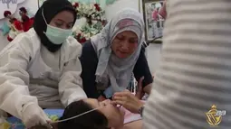 Sebelum melahirkan, Roro Fitria mengenakan selang yang dipasang di hidungnya agar bisa bernapas dengan baik. (Foto: YouTube)