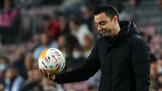 Ekspresi kekecewaan pelatih Xavi Hernandez terlihat jelas ketika Barcelona dikalahkan Cadiz dengan skor 0-1 pada laga pekan ke-32 Liga Spanyol 2021/2022 di Camp Nou, Selasa (19/04/2022) dini hari WIB. (AFP/Lluis Gene)