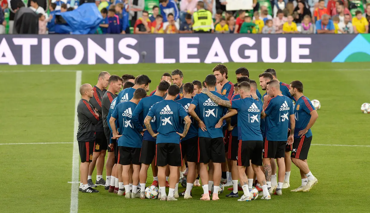 Pemain Spanyol mendengarkan pelatih Luis Enrique berbicara saat latihan di stadion Benito Villamarin, Sevilla (14/10). Spanyol akan bertanding melawan Inggris  dalam laga lanjutan Liga A Grup 4 UEFA Nations League 2018. (AFP Photo/Cristina Quicler)