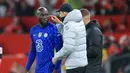 Thomas Tuchel memberikan instruksi kepada Romelu Lukaku (kiri) saat pertandingan lanjutan Liga Inggris 2021/2022 antara Manchester United melawan Chelsea di Old Trafford, 28 April 2022. (AFP/Lindsey Parnaby)