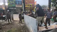 Tiga Posko Ormas di Depok Dibongkar Petugas Gabungan