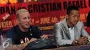 Pelatih Daud Jordan, Craig Crishtian (kiri) memberikan keterangan jelang gelaran Battle In Uruguay, Jakarta, Kamis (31/3/2016). Laga ini juga bagian penghormatan kepada mantan Presiden WBA, Gilberto Mendoza. (Liputan6.com/Helmi Fithriansyah)